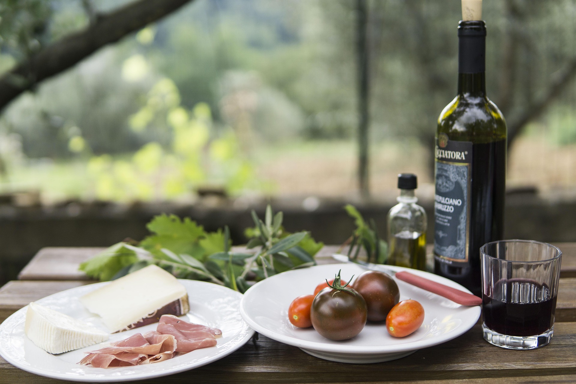 Support Local Businesses in Victoria by Packing a Picnic